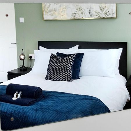 Bright 3 Bed Apartment With Terrace, Free Parking On Premises Watford  Esterno foto