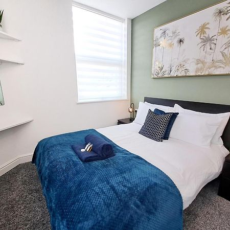 Bright 3 Bed Apartment With Terrace, Free Parking On Premises Watford  Esterno foto