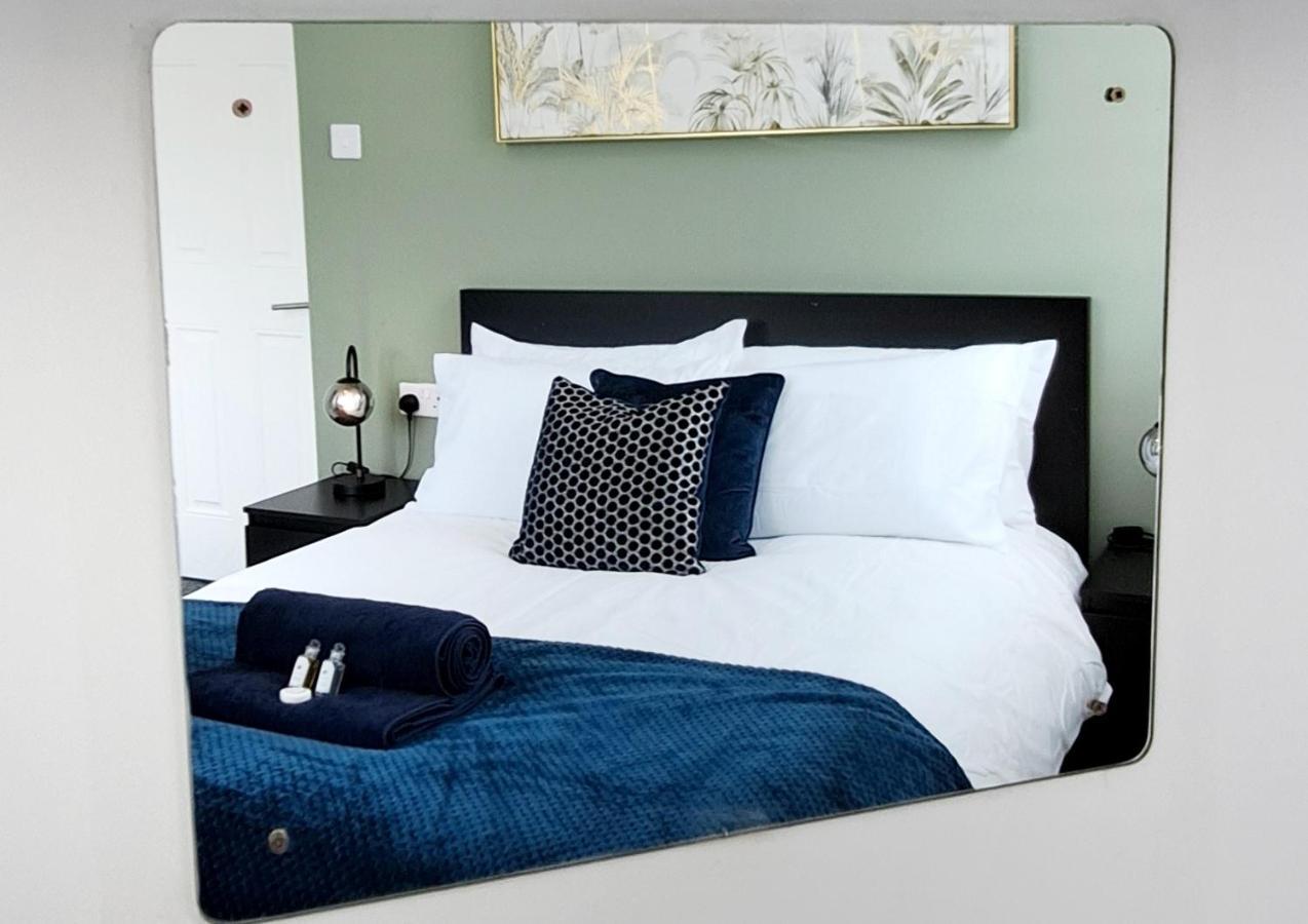 Bright 3 Bed Apartment With Terrace, Free Parking On Premises Watford  Esterno foto