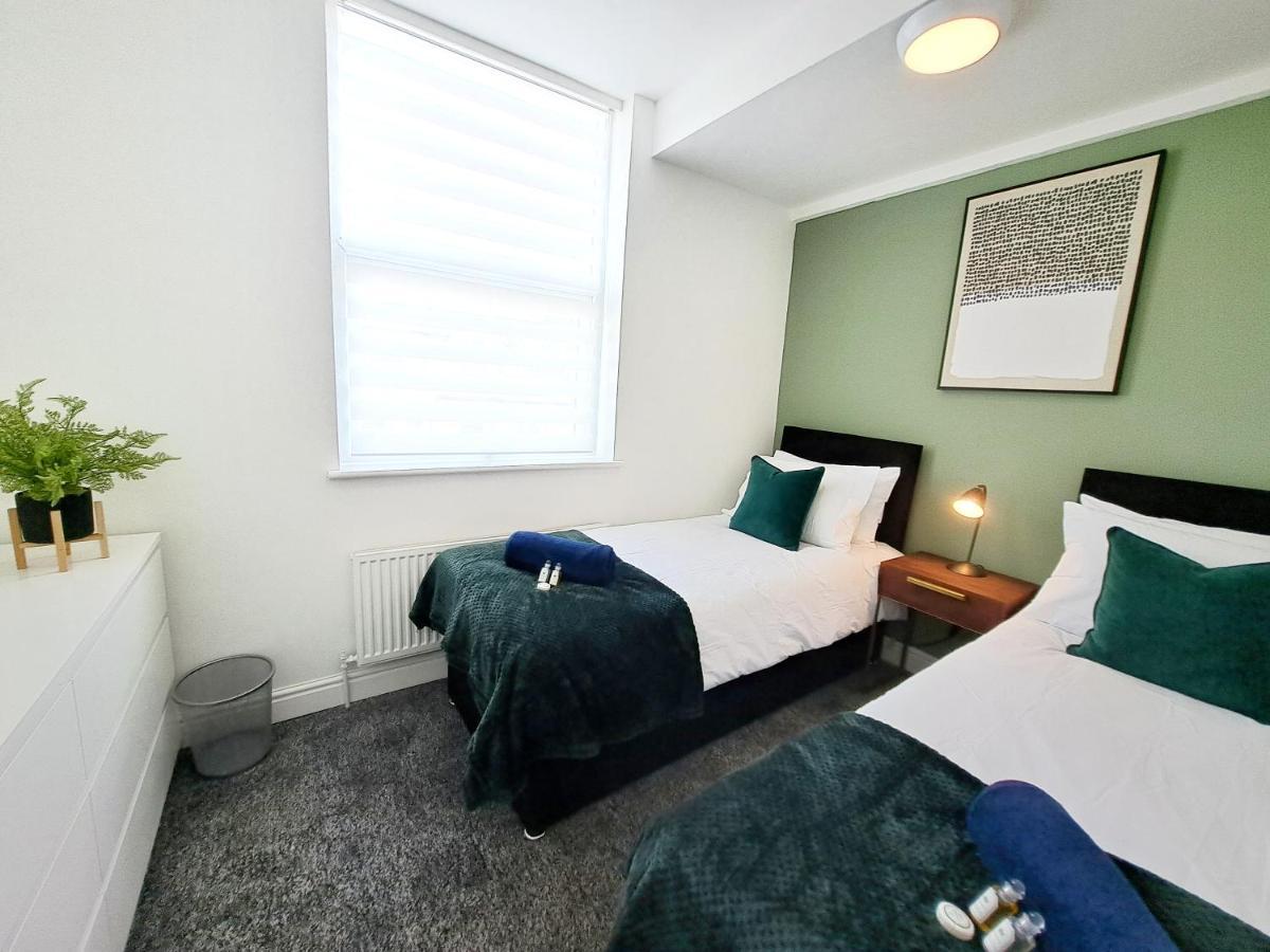 Bright 3 Bed Apartment With Terrace, Free Parking On Premises Watford  Esterno foto