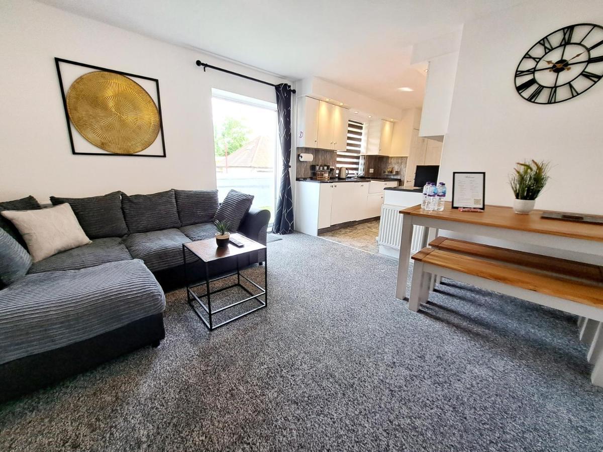 Bright 3 Bed Apartment With Terrace, Free Parking On Premises Watford  Esterno foto