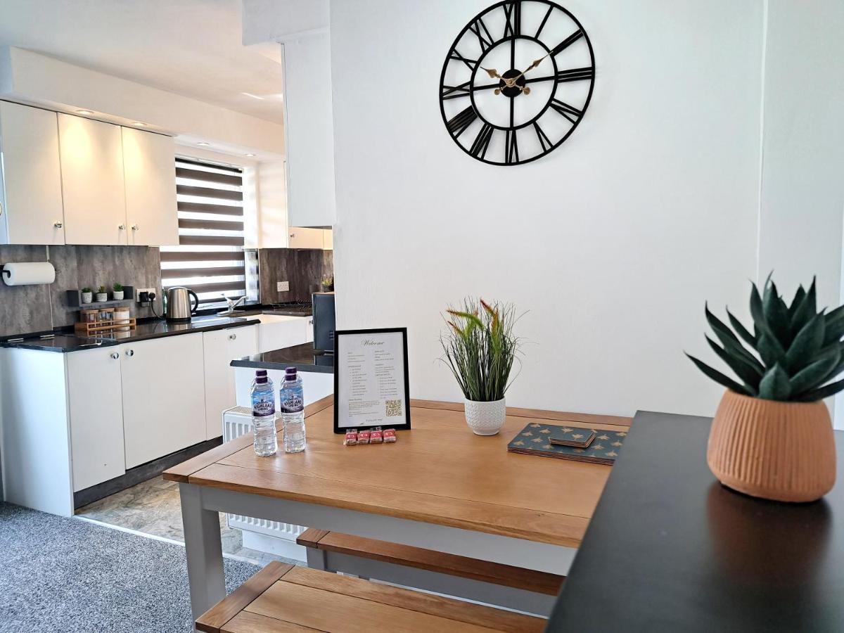Bright 3 Bed Apartment With Terrace, Free Parking On Premises Watford  Esterno foto