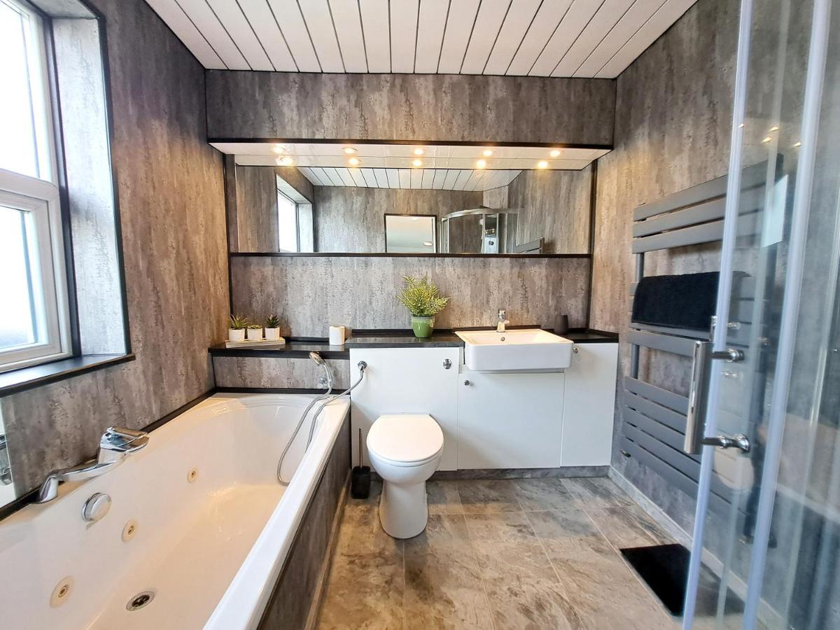 Bright 3 Bed Apartment With Terrace, Free Parking On Premises Watford  Esterno foto