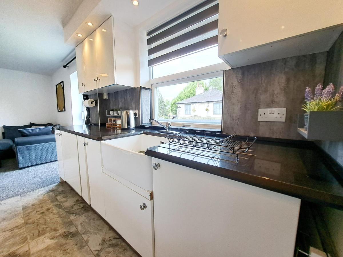 Bright 3 Bed Apartment With Terrace, Free Parking On Premises Watford  Esterno foto